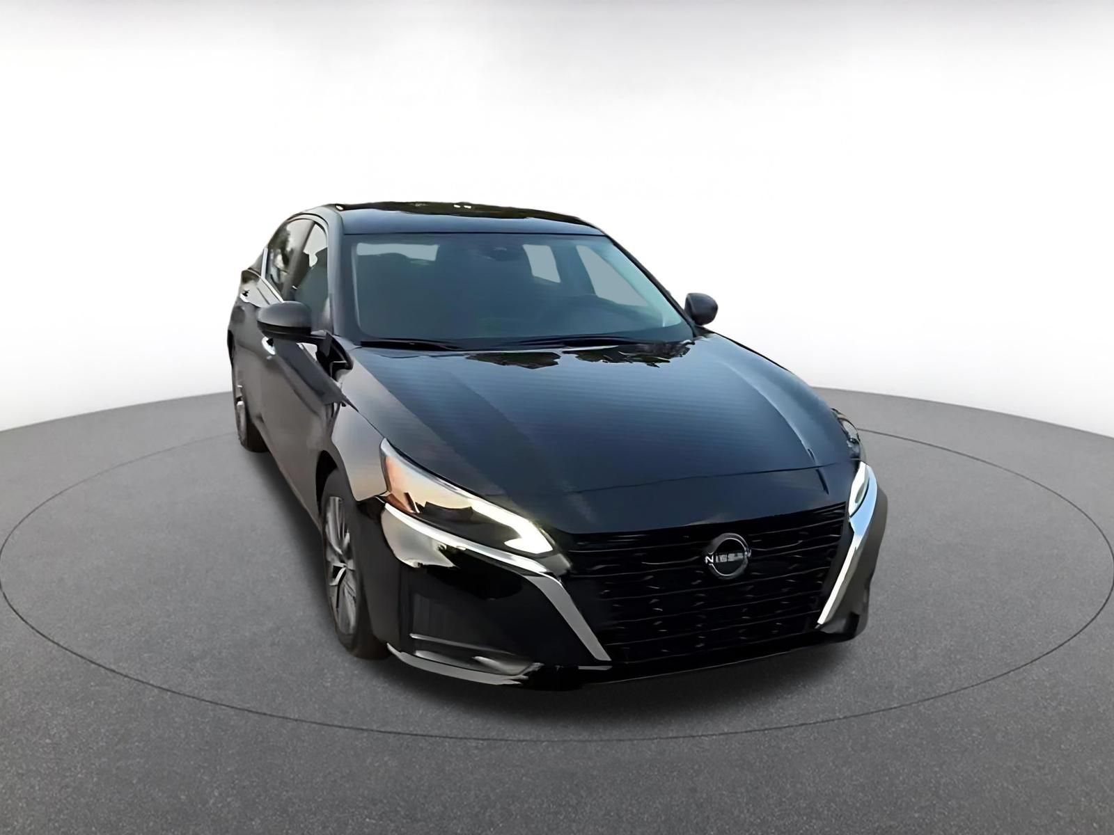 Used 2025 Nissan Altima 2.5 SV FWD image 3