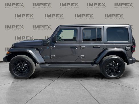 Used 2025 Jeep Wrangler Unlimited Sahara image 2