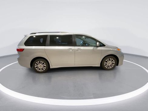 Used 2019 Toyota Sienna XLE image 9