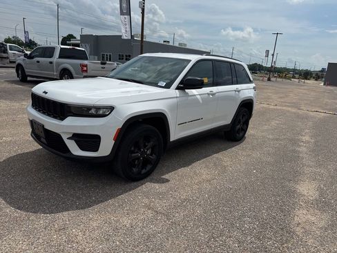 Used 2023 Jeep Grand Cherokee Altitude AWD/4WD image 7