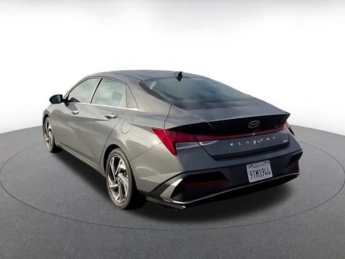 Used 2025 Hyundai Elantra Limited image 11