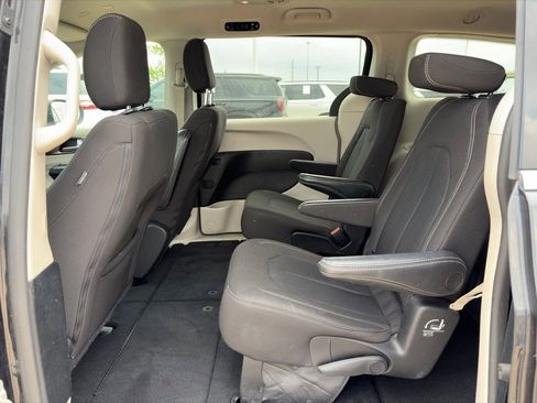 Used 2023 Chrysler Voyager LX FWD image 13