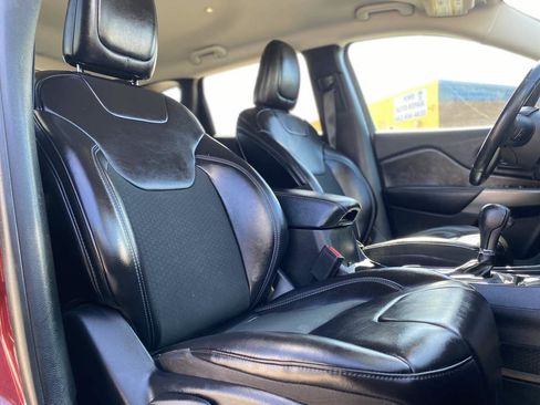Used 2019 Jeep Cherokee Latitude Plus FWD image 18