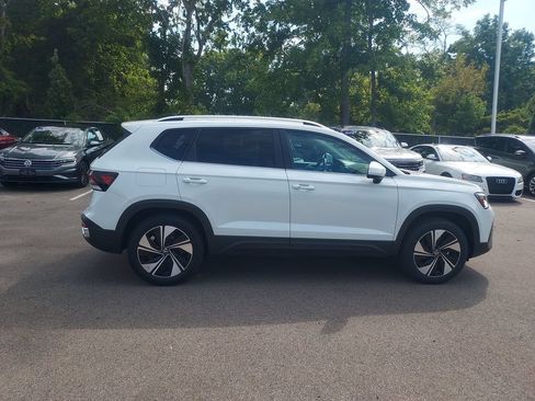 Certified 2025 Volkswagen Taos SE AWD/4WD image 9