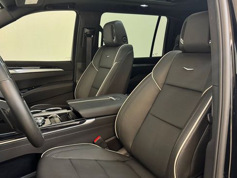 Certified 2025 Cadillac Escalade ESV Sport image 5