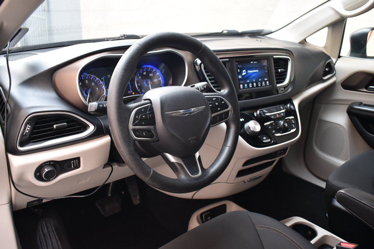 Used 2019 Chrysler Pacifica L FWD image 14