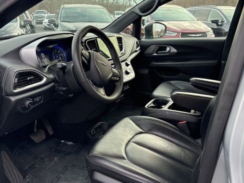 Used 2023 Chrysler Pacifica Touring-L w/ S Appearance Package image 19