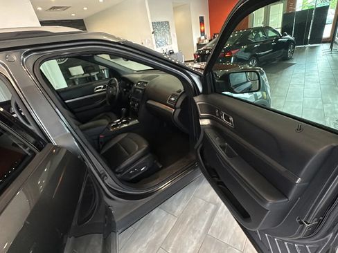 Used 2018 Ford Explorer XLT w/ Equipment Group 202A FWD image 19