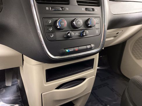 Used 2019 Dodge Grand Caravan SE w/ UConnect Hands-Free Group FWD image 28