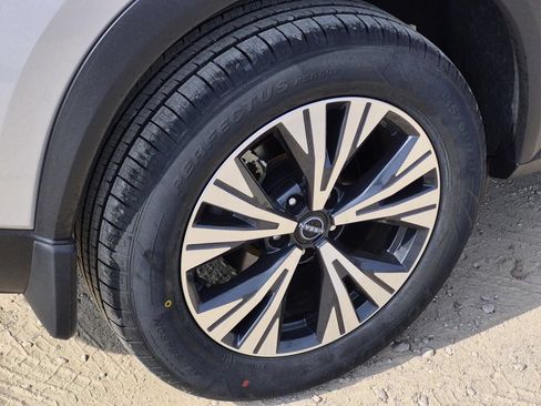 Used 2022 Nissan Rogue SV FWD image 8
