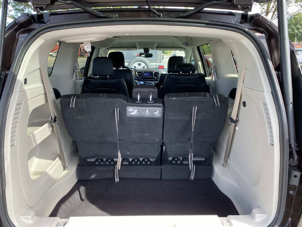 Used 2018 Chrysler Pacifica Touring-L FWD image 5