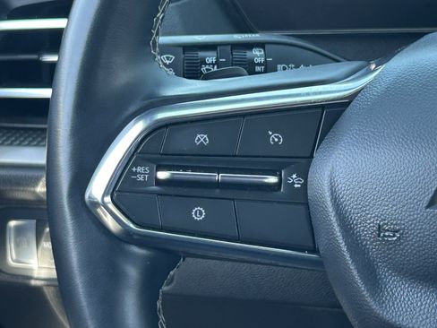 Certified 2025 Chevrolet Traverse LT FWD image 24