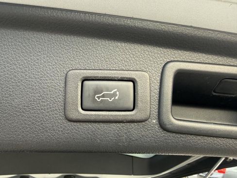 Used 2018 Subaru Forester 2.5i Touring AWD/4WD image 11