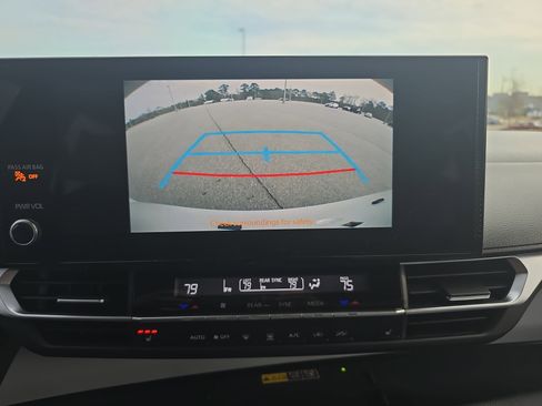 Used 2025 Toyota Sienna XLE image 23