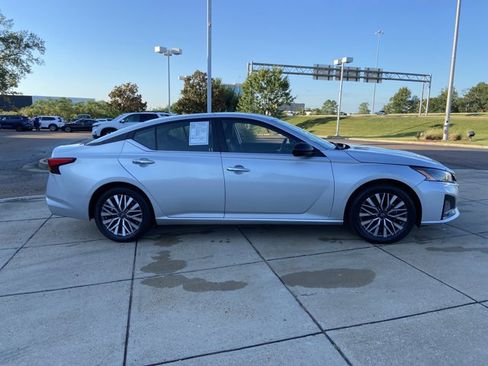 Used 2024 Nissan Altima 2.5 SV image 12