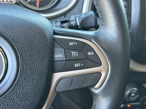 Used 2017 Jeep Cherokee Limited w/ Luxury Group image 12