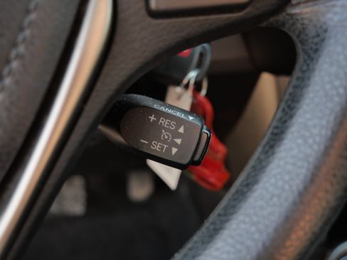 Used 2015 Toyota RAV4 XLE FWD image 29