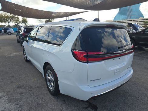 Used 2024 Chrysler Pacifica Limited image 15