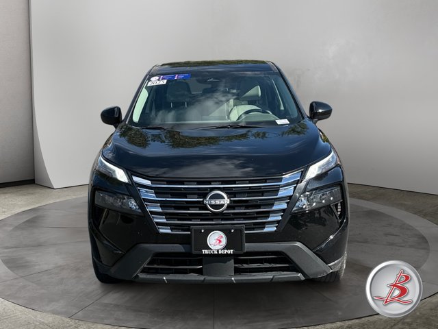 Used 2025 Nissan Rogue SV AWD/4WD image 2