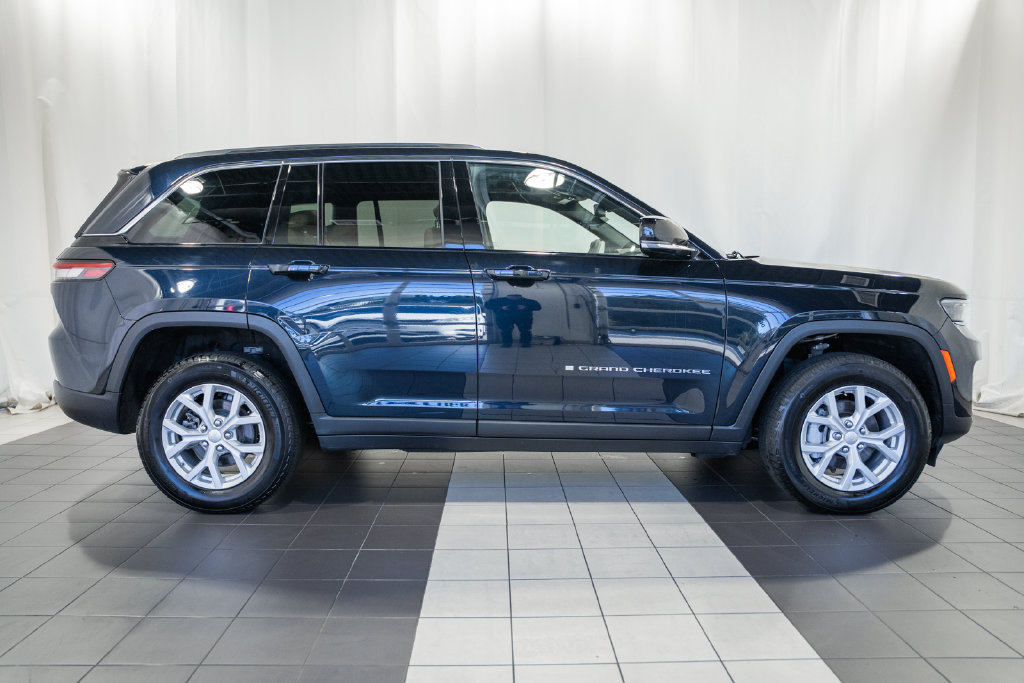Certified 2023 Jeep Grand Cherokee Limited AWD/4WD image 3