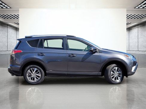 Used 2018 Toyota RAV4 LE AWD/4WD image 6