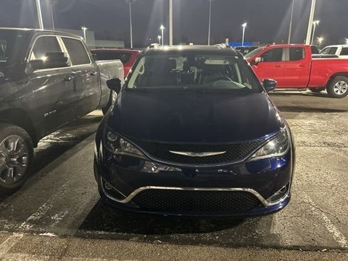Used 2018 Chrysler Pacifica Touring-L Plus image 2