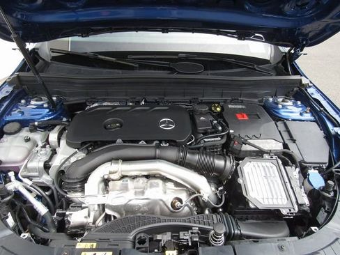 Used 2025 Mercedes-Benz GLB 250 4MATIC image 8