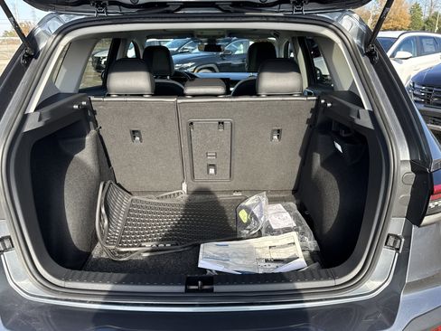 Certified 2025 Volkswagen Taos SE image 8