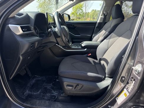 Used 2023 Toyota Highlander LE AWD/4WD image 13