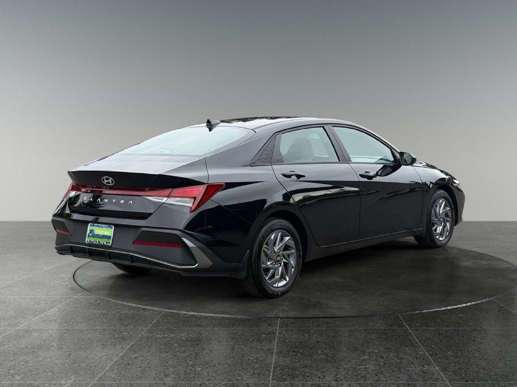 Used 2024 Hyundai Elantra SEL FWD image 10