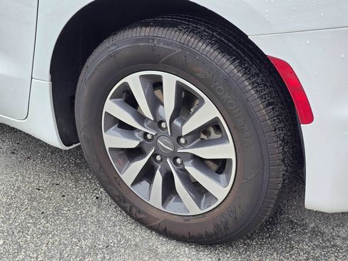 Used 2024 Chrysler Pacifica Limited FWD image 7