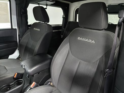 Used 2017 Jeep Wrangler Sahara w/ Connectivity Group AWD/4WD image 11