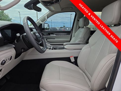 Used 2022 Jeep Wagoneer Series III AWD/4WD image 17