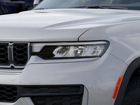 New 2026 Jeep Grand Cherokee Altitude image 10