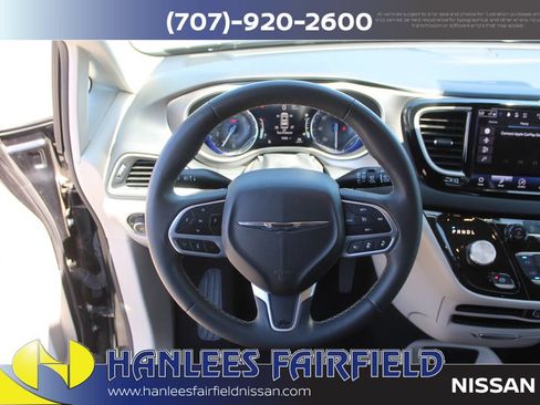 Used 2023 Chrysler Pacifica Touring-L FWD image 18