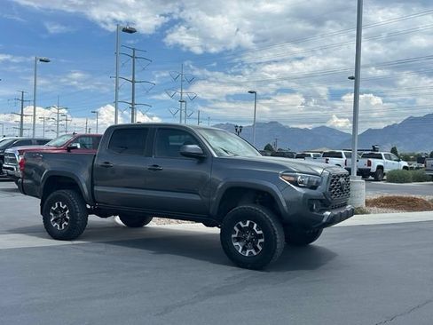 Used 2017 Toyota Tacoma TRD Sport w/ Premium & Technology Package AWD/4WD image 11