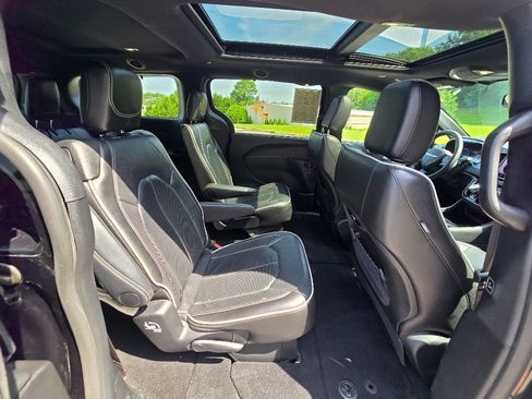 Used 2025 Chrysler Pacifica Limited FWD image 25