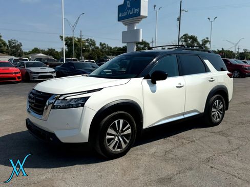 Used 2022 Nissan Pathfinder SL w/ SL Black Package AWD/4WD image 3