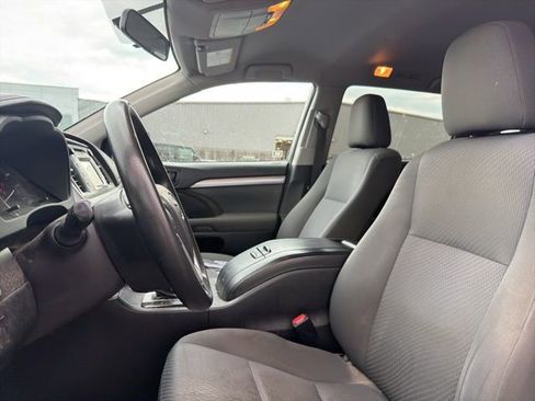 Used 2016 Toyota Highlander LE image 12