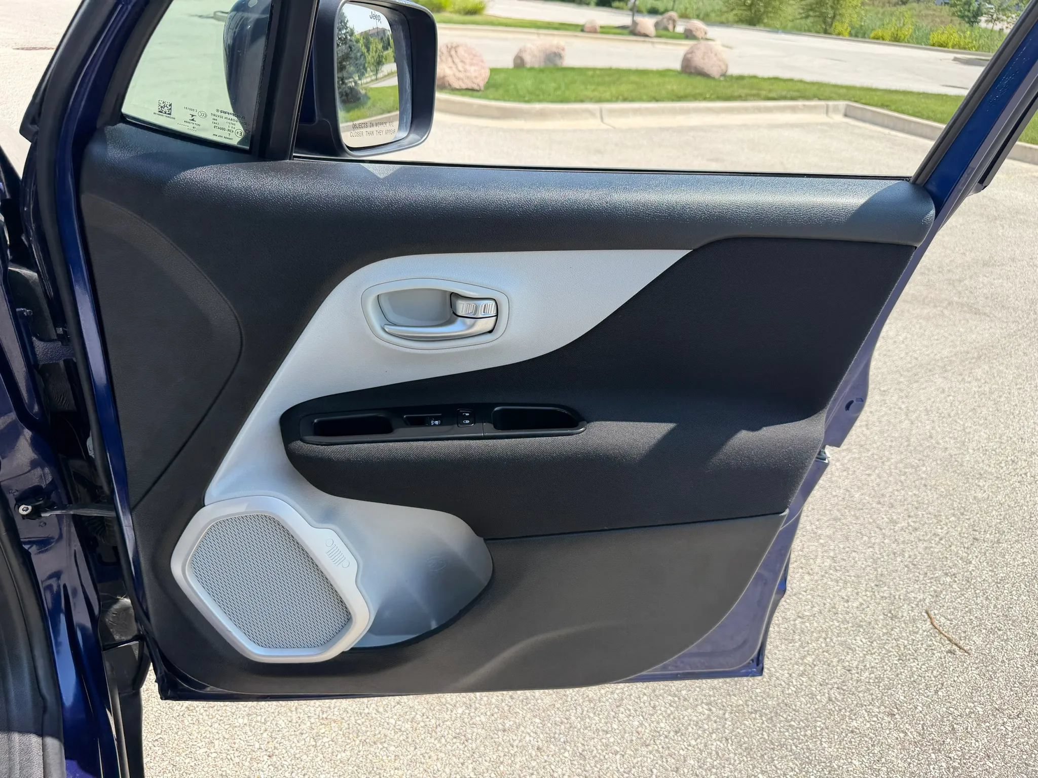Used 2018 Jeep Renegade Latitude FWD image 24
