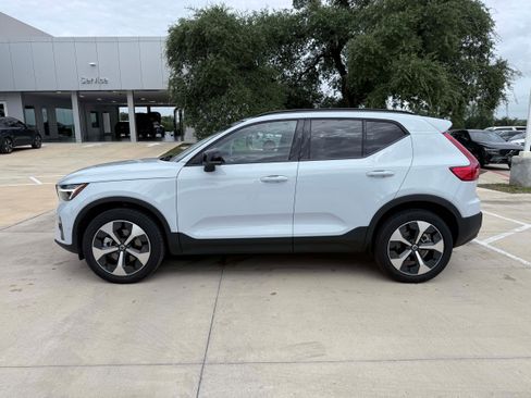 Certified 2026 Volvo XC40 B5 Plus AWD/4WD image 3