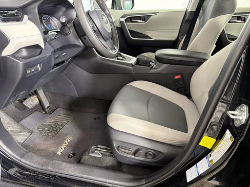 Used 2020 Toyota RAV4 XLE AWD/4WD image 9