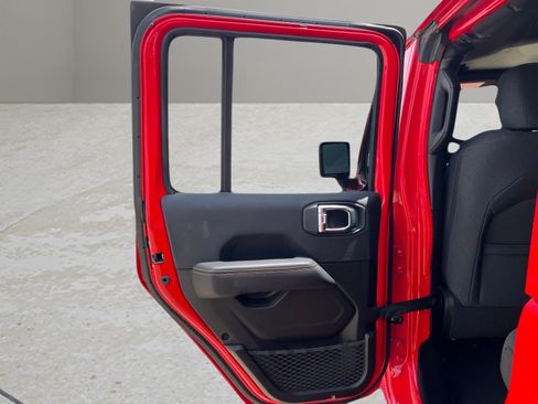 Used 2025 Jeep Wrangler Unlimited Sahara AWD/4WD image 25
