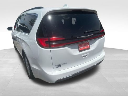 Used 2022 Chrysler Pacifica Touring-L FWD image 18