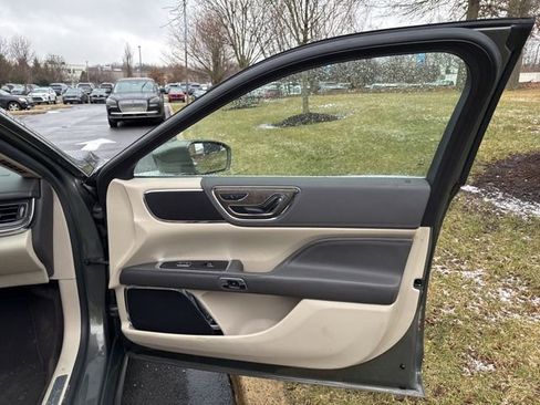 Used 2017 Lincoln Continental Select image 16