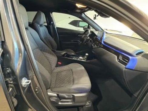 Used 2022 Toyota C-HR XLE image 17