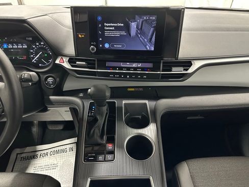 Used 2025 Toyota Sienna LE image 25
