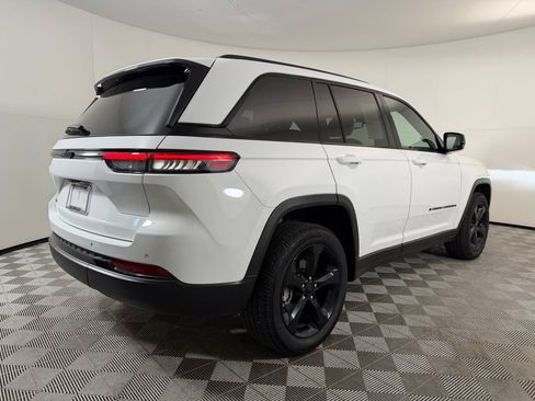 Used 2023 Jeep Grand Cherokee Altitude AWD/4WD image 8