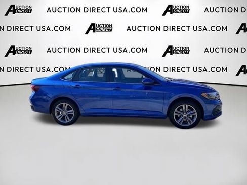 Used 2024 Volkswagen Jetta SE image 3