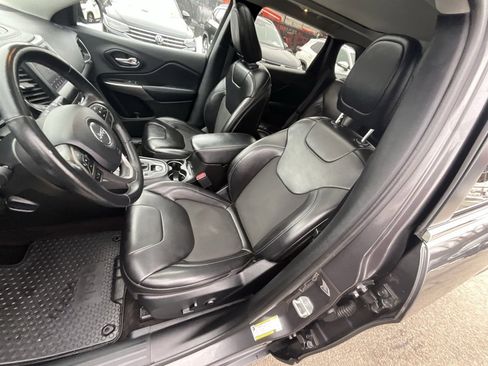 Used 2019 Jeep Cherokee Latitude Plus w/ Comfort/Convenience Group image 8